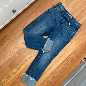 “Universal thread” capris